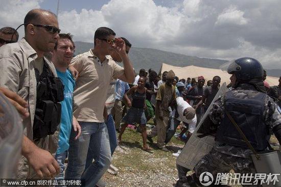 組圖:梅西探望海地災區 獲球迷夾道歡迎