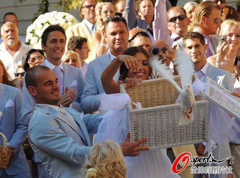 組圖:斯內德古堡大婚 與嬌妻攜手放飛希望鴿