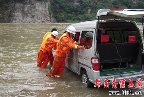 一覺睡醒河水突漲吞噬面包車(圖)