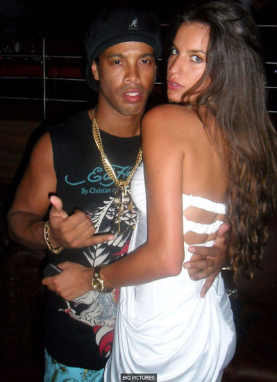 小羅攜東歐名模夜場尋歡 醉眼朦朧擁美女(圖)