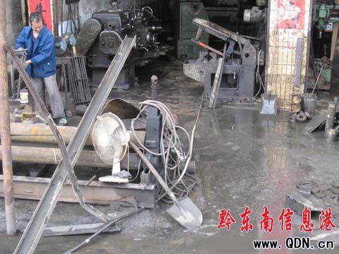 機(jī)械加工廠連遭暴雨襲擊 幾十萬(wàn)設(shè)備面臨癱瘓(組圖)