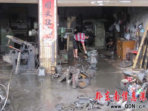 機(jī)械加工廠連遭暴雨襲擊 幾十萬(wàn)設(shè)備面臨癱瘓(組圖)