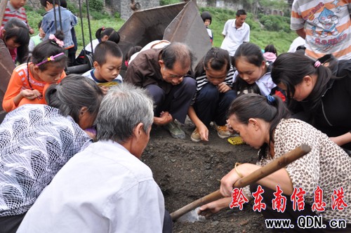 清水江浮出古錢幣 男女老少來“淘金”(組圖)