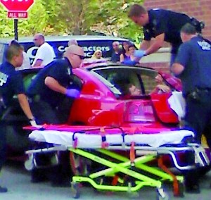 男子40樓跳下砸癟汽車奇跡生還(組圖)