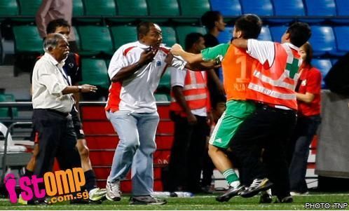 組圖:國安二隊群毆新加坡幼獅隊 50人大亂斗