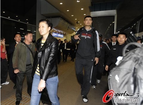 組圖:火箭抵京 姚明葉莉形影不離秀恩愛