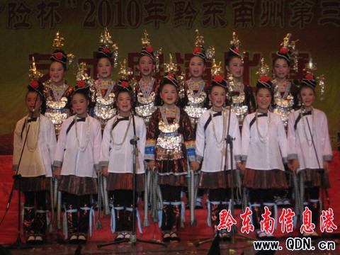 我州第三屆中小學(xué)生藝術(shù)展演凱里開幕(組圖)