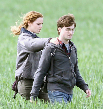 《哈7》滬上試映 哈利赫敏全裸擁吻點(diǎn)亮全片(圖)