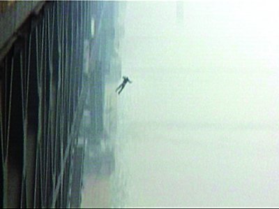 小伙從長江大橋跳下后呼救 內(nèi)臟受損不治身亡