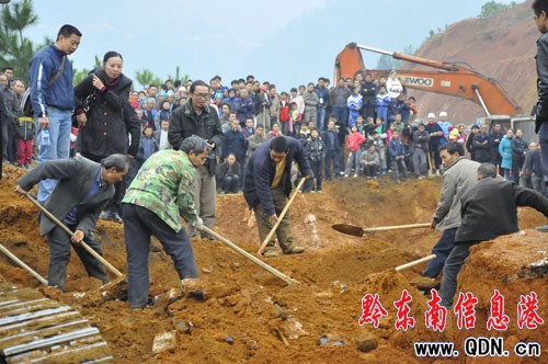 凱里爐山現(xiàn)疑是古墓 噴黑水驚呆工地師傅(圖)