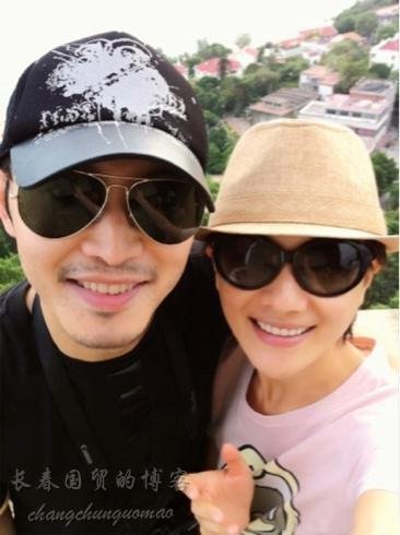 沙溢與胡可出游親密合影曝光 戀情甜蜜(圖)