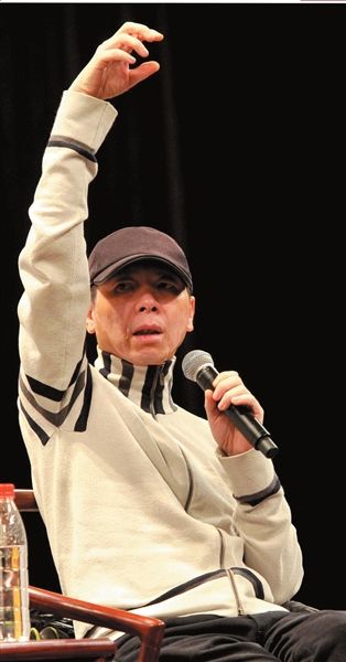 馮小剛與學(xué)生們交流。本報(bào)記者張偉攝 回應(yīng)《非2》貼片廣告時(shí)長馮小剛為自己叫屈