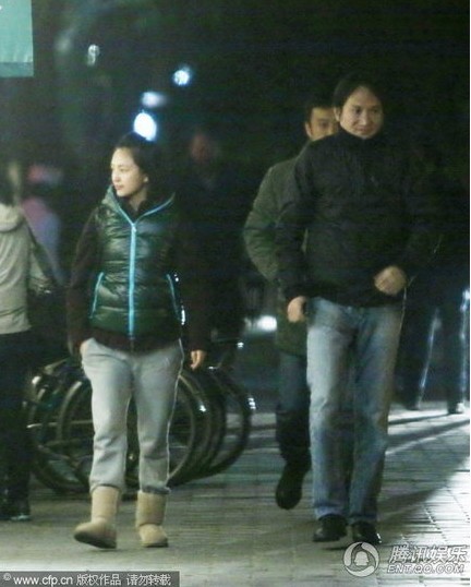 羅海瓊體態臃腫與老公散步 疑似已經懷孕