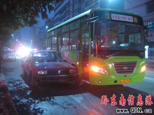 私家車(chē)停靠公交站臺(tái) 公交屢屢遭“暗算”(圖)