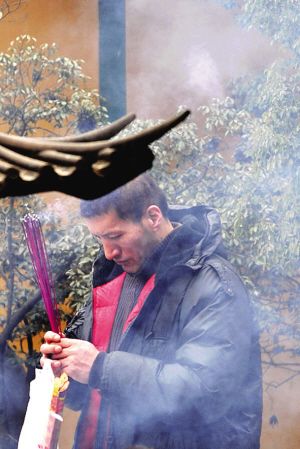 正在靈隱寺燒香的巴特爾 由快拍快拍網的快拍小友 白石人 攝 正在靈隱寺燒香的巴特爾 由快拍快拍網的快拍小友 白石人 攝