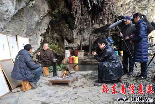 中國著名畫家崔自墨體驗丹寨石橋古紙(圖)