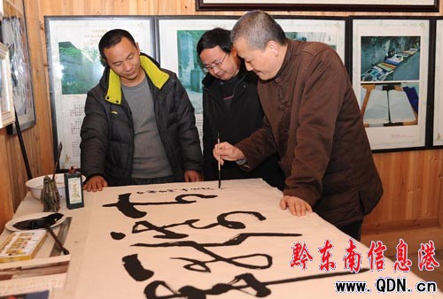 中國著名畫家崔自墨體驗丹寨石橋古紙(圖)