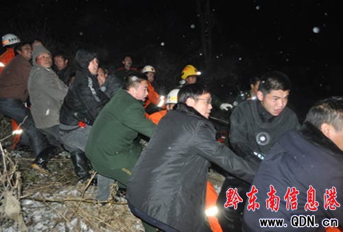 車輛墜落百米深溝 消防不顧嚴寒成功營救(圖)