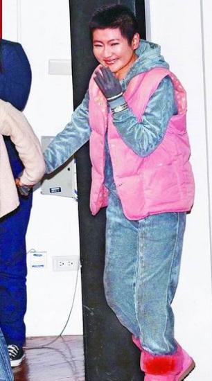 Selina素顏亮相身體仍發燙Ella夸其臉好尖(圖)