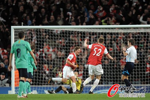 歐冠-阿森納2-1逆轉巴薩 范佩西沙皇5分鐘2球