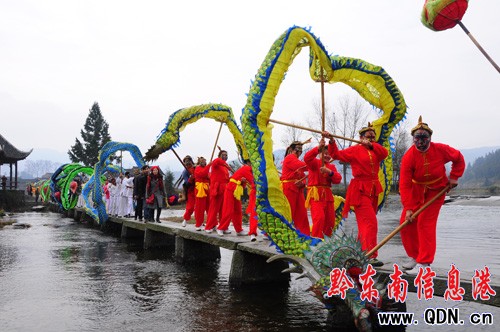 錦屏隆里古城元宵舞龍狂歡樂翻天(圖)