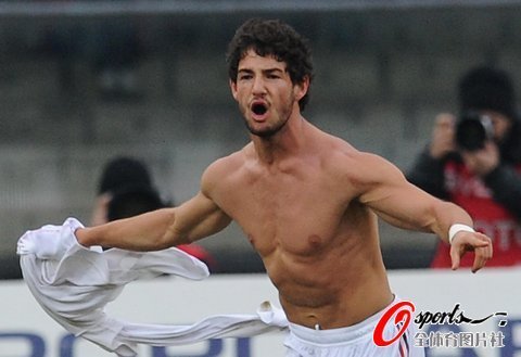 意甲-米蘭2-1 伊布助攻羅比爭(zhēng)議破門帕托絕殺