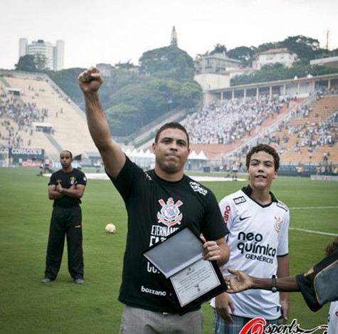 組圖:羅納爾多“重返”球場 攜子向觀眾告別