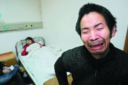 老師丟手機令學生寫認錯書 家長報警被毆(圖)