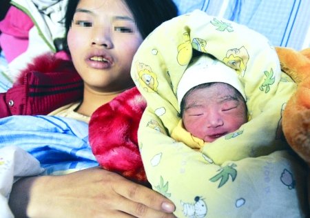 孕婦長途車上發作路邊分娩 女嬰褲管摔出骨折