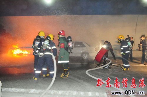 多部門聯(lián)合在廈蓉高速路上開展救援演練(圖)