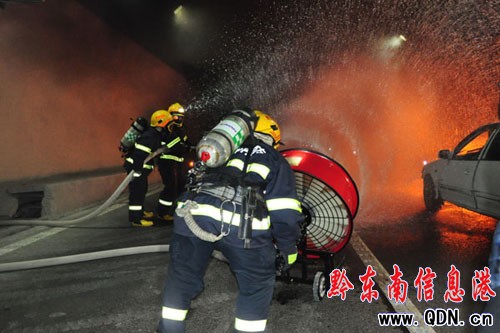 多部門聯(lián)合在廈蓉高速路上開展救援演練(圖)