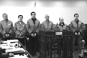 昨日,解群英(左一)等6人涉嫌非法買賣制毒物品罪和非法經(jīng)營罪,在昌平法院受審。通訊員 高琳琳 攝