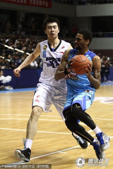 杜比38分6搶斷張慶鵬14分 新疆34分橫掃北京