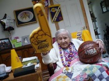 106歲的鐵桿湖蜜獲贈全體球員簽名籃球