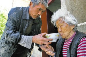 武漢男子照顧病母54歲未婚 將相親機(jī)會讓給弟弟