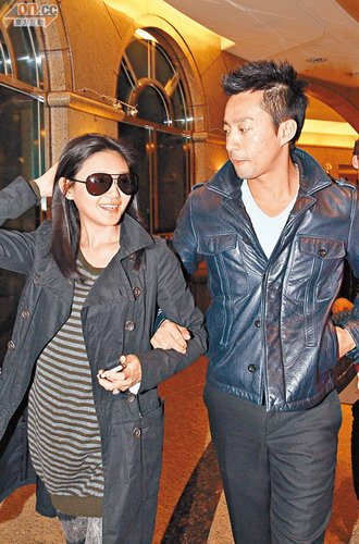 大S返京設宴穿寬松裝示人 遮掩腹部躲避傳媒