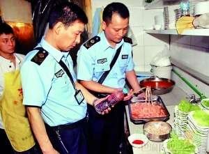 重慶涪陵火鍋館查出染色鴨腸 老板稱業(yè)界潛規(guī)則