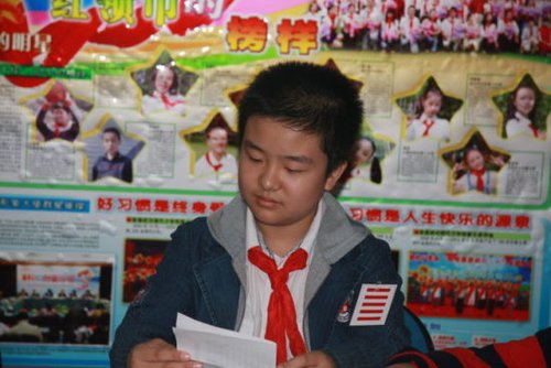 黃藝博在閱讀文件資料圖