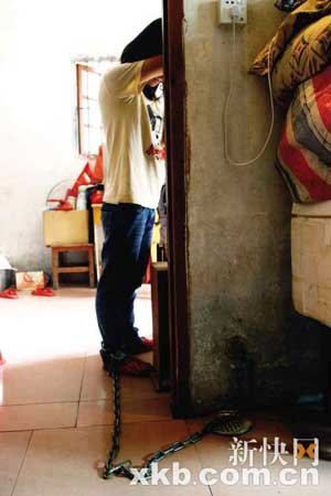 女孩被鐵鏈鎖4個多月 母親稱防其離家出走(圖)