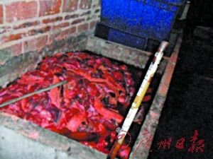 黑作坊使用工業鹽腌制腐爛豬肉 主犯父子落網