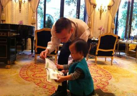 趙薇女兒“小四月”讀書照曝光 (圖)