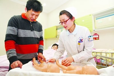 男子喜得貴子分泌“乳汁” 原系腦垂體病變(圖)