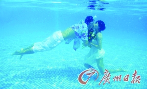 廣州亞運會游泳冠軍周嘉威與愛妻水下補儀式 “威水”婚禮