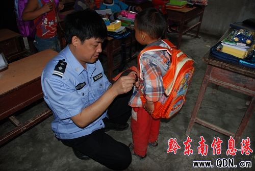 凱里市法院黨總支關愛苗家留守兒童迎“六一”