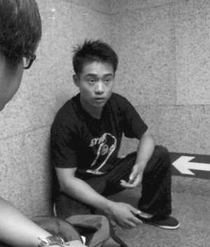 驚訝:前體操世界冠軍淪落到賣藝乞討(圖)