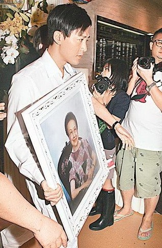 林峰數(shù)度落淚別奶奶 面帶哀傷為奶奶舉殯(圖)