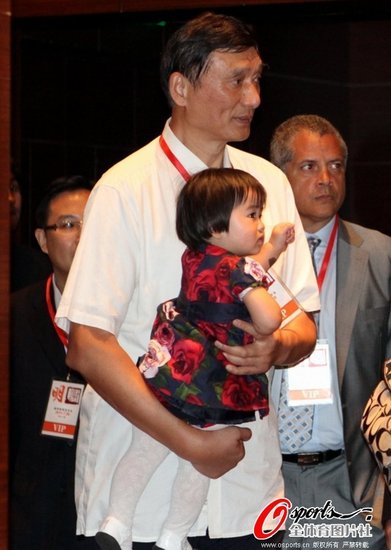 姚明女兒首度公眾亮相 雙手擊掌為發(fā)布會(huì)預(yù)熱