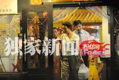 劉亦菲一家三口外出用餐 吃飯打包顯節儉(圖)