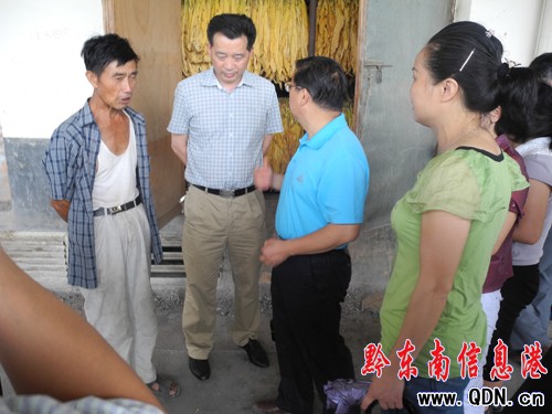 州人大主任羅亮權到銅鼓鎮調研旱情(圖)