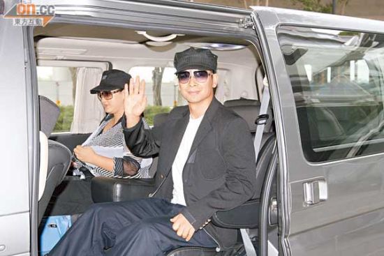 趙文卓攜妻逛超市 買嬰兒用品滿載而歸(圖)